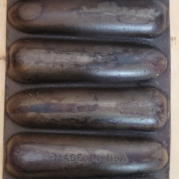 Vintage Cast Iron Cornbread Pan Made in USA Makes 7 Corn Shaped Loaves Metal - Picture 7 of 9